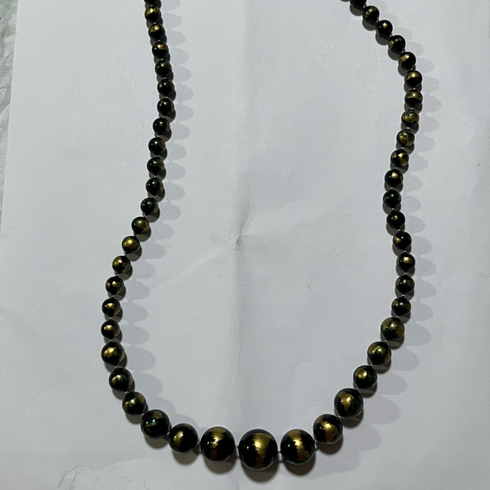SELLING NECKLACE FOR WOMEN SIZE #REGULAR COLOR BLACK /GOLD .PRE-OWNED CONDITION